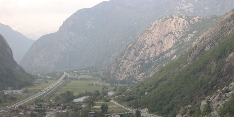 Panorama su Machaby dal Forte di Bard (52144 bytes)
